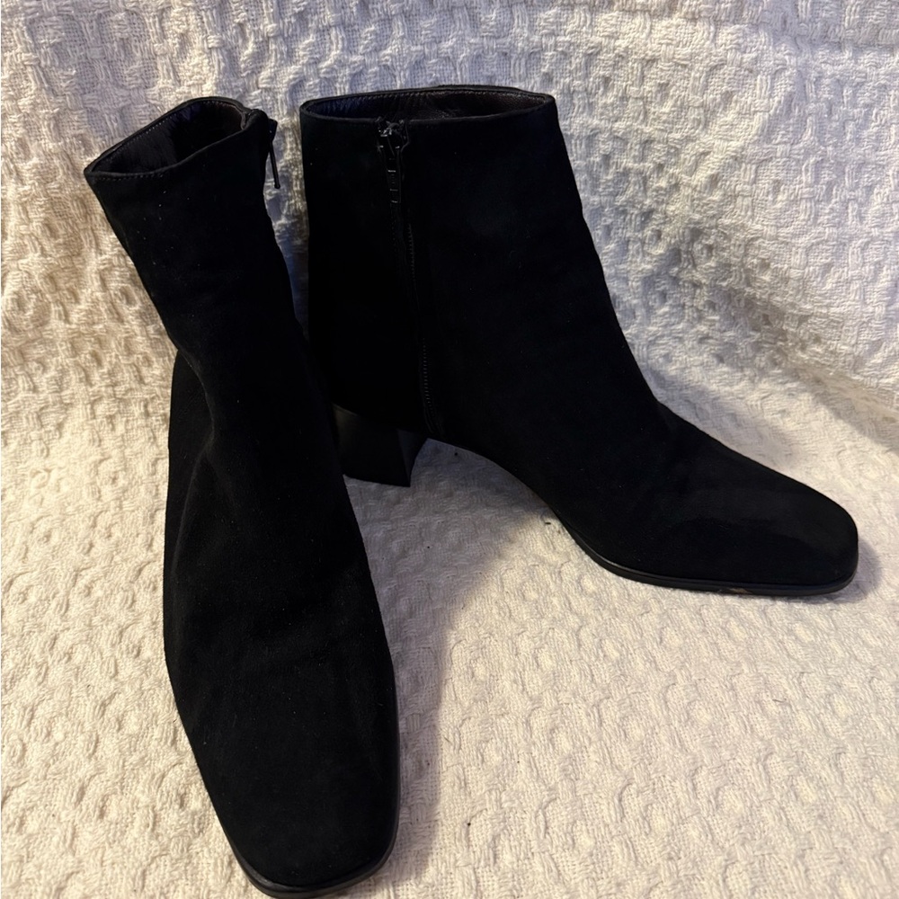 Carel Paris Elegant Black Suede Ankle Boots